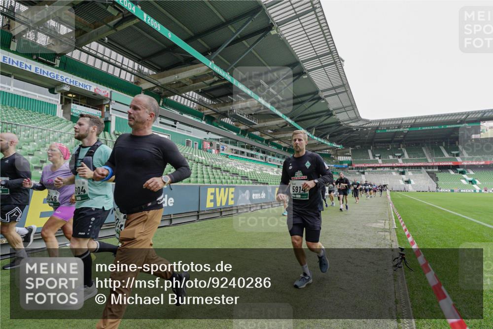 05.10.2025 - 20. swb-Marathon Bremen Michael Burmester http://msf.ph/oto/9240286 05.10.2025 13:05:10 Laufen im Stadion 190, 199, 406, 421, 490, 678, 712, 858, 924, 1061, 1132, 1228, 1404, 1455, 1480, 1545, 1702, 1746, 1765, 1834, 1840, 1867, 1990, 2009, 2058, 2086, 2190, 2399, 2536, 2584, 2604, 2664, 2785, 2802, 2901, 2935, 2989, 3008, 3025, 3049, 3216, 3378, 3380, 3413, 3433, 3445, 3483, 3561, 3658, 3799, 3837, 3901, 4001, 4055, 4187, 4207, 4241, 4244, 4326, 4332, 4376, 4501, 4627, 4634, 4665, 4671, 4838, 4855, 4858, 4892, 4904, 5082, 5247, 5286, 5295, 5382, 5614, 5904, 6283 meine-sportfotos.de