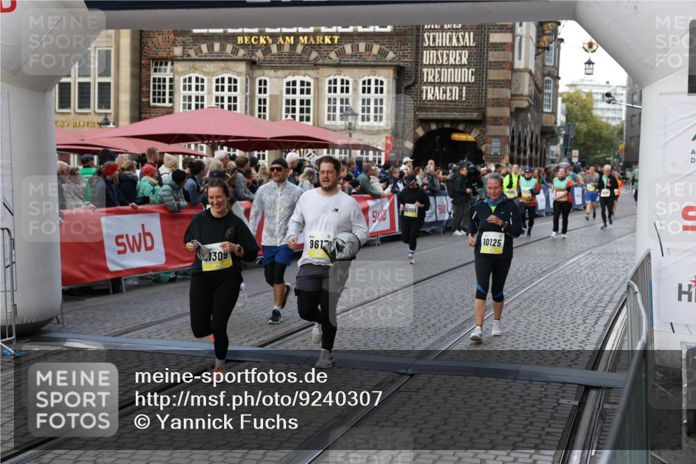 05.10.2025 - 20. swb-Marathon Bremen Yannick Fuchs http://msf.ph/oto/9240307 05.10.2025 11:08:15 Ziel 9557, 9599, 9617, 9874, 10125, 11309, 11490 meine-sportfotos.de