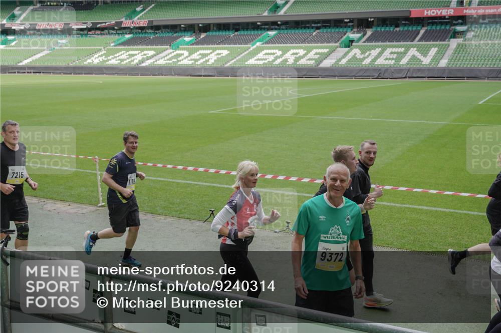 05.10.2025 - 20. swb-Marathon Bremen Michael Burmester http://msf.ph/oto/9240314 05.10.2025 10:34:34 Laufen im Stadion 7101, 7147, 7215, 9188, 9219, 9266, 9292, 9309, 9314, 9372, 9430, 9472, 9489, 9521, 9540, 9547, 9585, 9591, 9669, 9672, 9714, 9719, 9720, 9766, 9783, 9797, 9820, 9844, 9847, 9872, 9902, 9925, 9932, 9943, 9947, 9952, 9981, 10003, 10005, 10009, 10024, 10028, 10069, 10080, 10088, 10107, 10111, 10116, 10178, 10191, 10195, 10196, 10200, 10260, 10261, 10263, 10285, 10329, 10341, 10397, 10398, 10408, 10424, 10466, 10527, 10590, 10641, 10645, 10648, 10653, 9529 meine-sportfotos.de