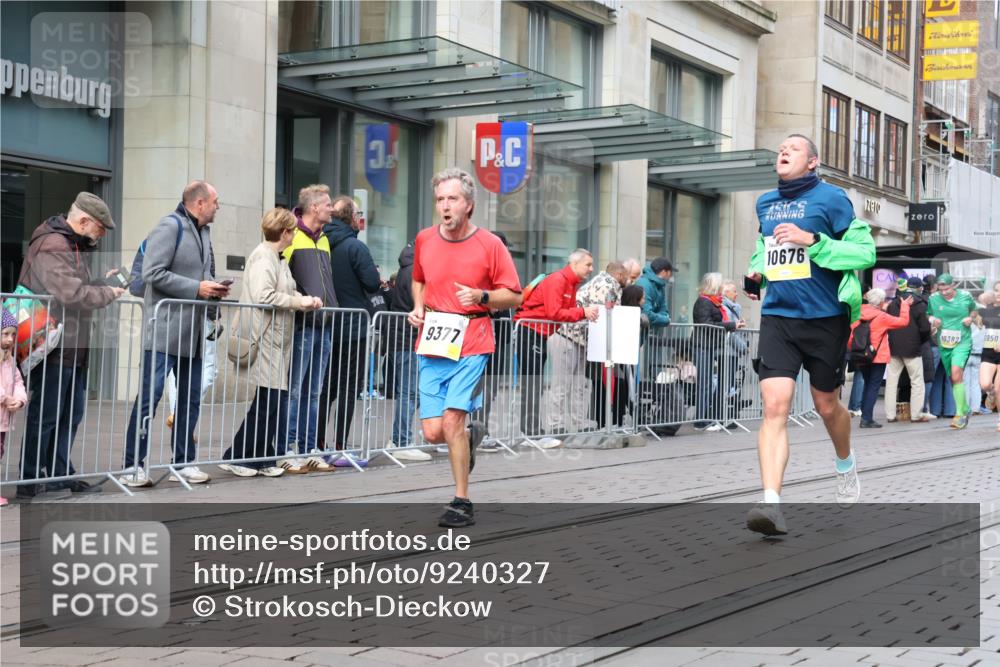05.10.2025 - 20. swb-Marathon Bremen Strokosch-Dieckow http://msf.ph/oto/9240327 05.10.2025 10:47:26 Ziel 9339, 9377, 9924, 9929, 10062, 10073, 10089, 10382, 10601, 10676, 10850, 10875, 10929, 10947, 11187, 11244, 11330, 11409, 11628, 11708, 9339, 9377, 9924, 9929, 10062, 10073, 10089, 10382, 10601, 10676, 10850, 10875, 10929, 10947, 11187, 11244, 11330, 11409, 11628, 11708 meine-sportfotos.de
