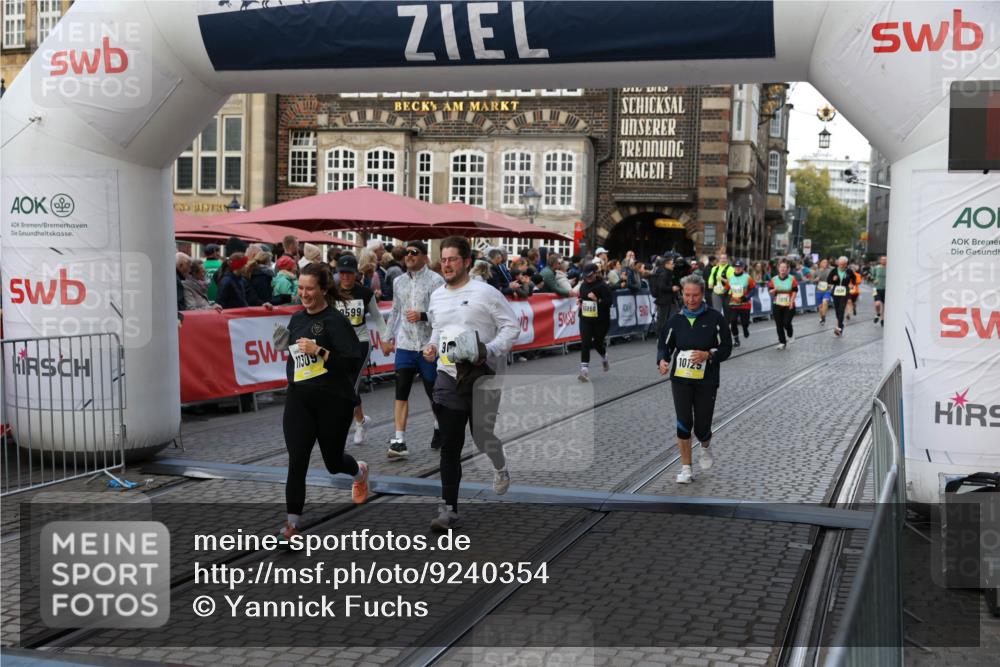 05.10.2025 - 20. swb-Marathon Bremen Yannick Fuchs http://msf.ph/oto/9240354 05.10.2025 11:08:16 Ziel 9557, 9599, 9617, 9874, 10125, 10866, 11309, 11490 meine-sportfotos.de