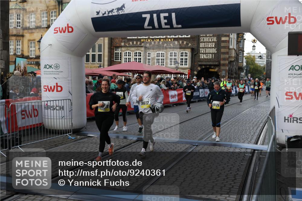 05.10.2025 - 20. swb-Marathon Bremen Yannick Fuchs http://msf.ph/oto/9240361 05.10.2025 11:08:16 Ziel 9557, 9599, 9617, 9874, 10125, 10866, 11309, 11490 meine-sportfotos.de
