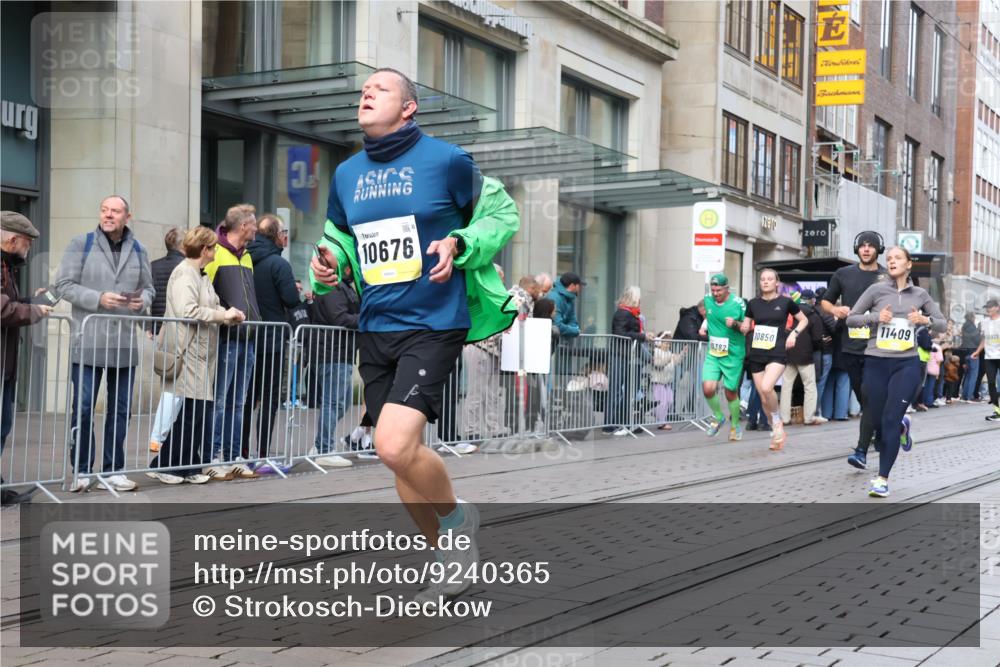 05.10.2025 - 20. swb-Marathon Bremen Strokosch-Dieckow http://msf.ph/oto/9240365 05.10.2025 10:47:27 Ziel 9339, 9377, 9929, 10062, 10073, 10089, 10266, 10382, 10601, 10676, 10850, 10875, 10929, 10947, 11187, 11244, 11330, 11409, 11628, 11708, 9339, 9377, 9929, 10062, 10073, 10089, 10266, 10382, 10601, 10676, 10850, 10875, 10929, 10947, 11187, 11244, 11330, 11409, 11628, 11708 meine-sportfotos.de