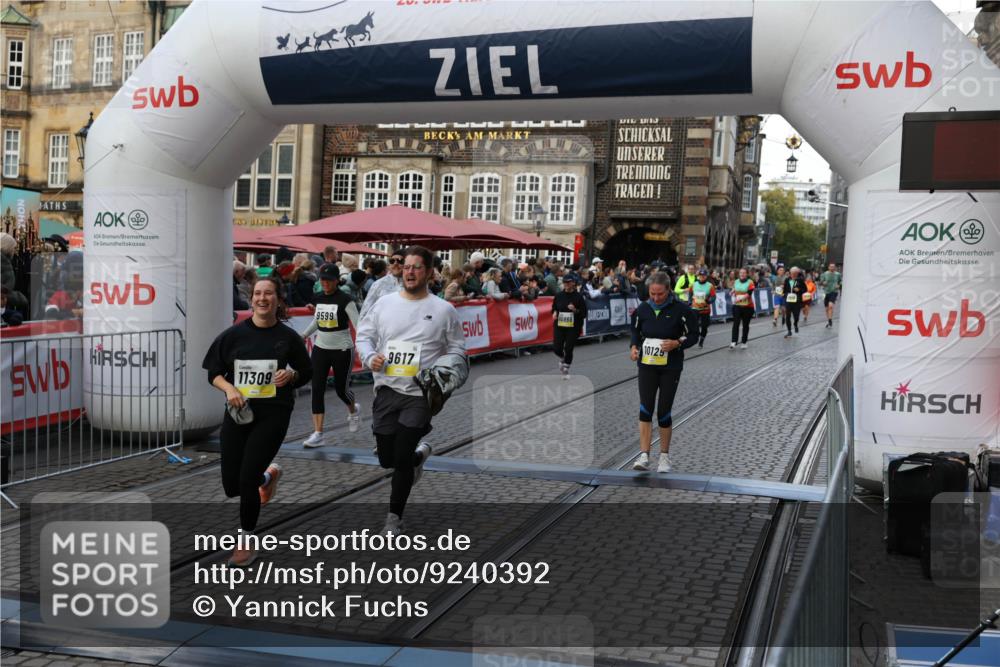 05.10.2025 - 20. swb-Marathon Bremen Yannick Fuchs http://msf.ph/oto/9240392 05.10.2025 11:08:16 Ziel 9557, 9599, 9617, 9874, 10125, 10866, 11309, 11490 meine-sportfotos.de