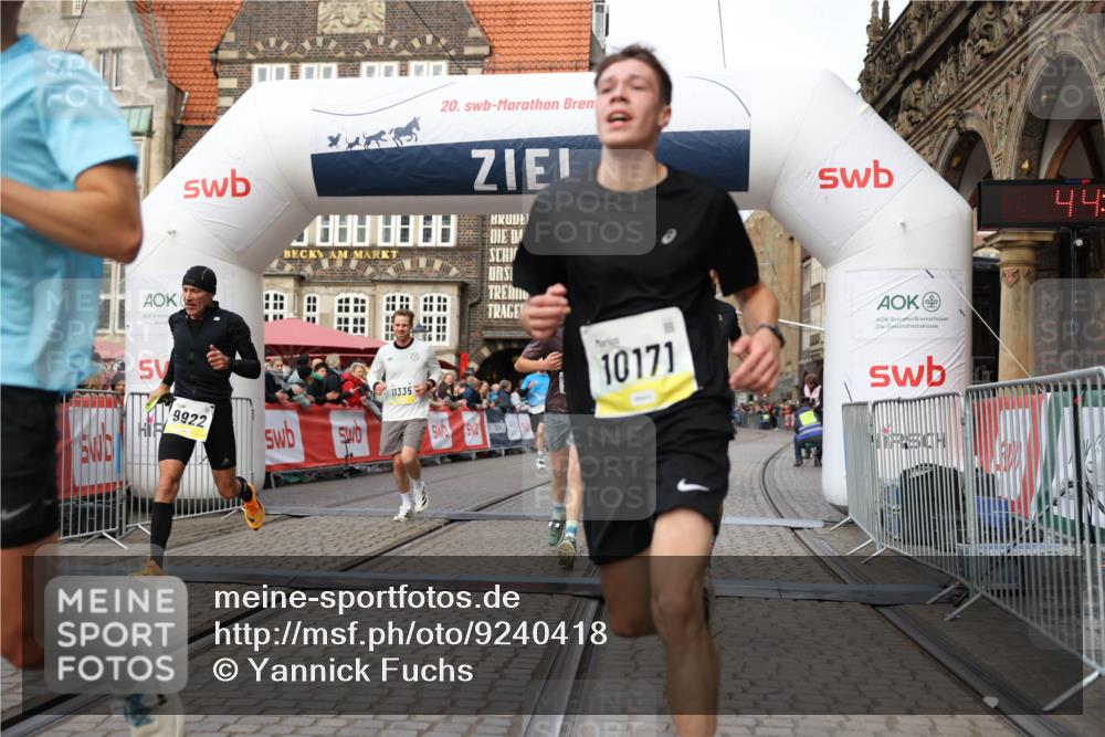 05.10.2025 - 20. swb-Marathon Bremen Yannick Fuchs http://msf.ph/oto/9240418 05.10.2025 10:39:59 Ziel 9213, 9922, 10052, 10171, 10175, 10176, 10753, 11335 meine-sportfotos.de