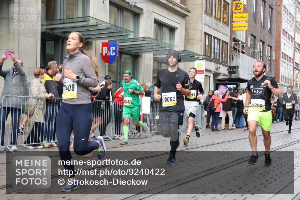05.10.2025 - 20. swb-Marathon Bremen Strokosch-Dieckow http://msf.ph/oto/9240422 05.10.2025 10:47:28 Ziel 9377, 9929, 10062, 10073, 10089, 10266, 10382, 10601, 10676, 10850, 10875, 10929, 10947, 11187, 11244, 11330, 11409, 11628, 11708, 9377, 9929, 10062, 10073, 10089, 10266, 10382, 10601, 10676, 10850, 10875, 10929, 10947, 11187, 11244, 11330, 11409, 11628, 11708 meine-sportfotos.de