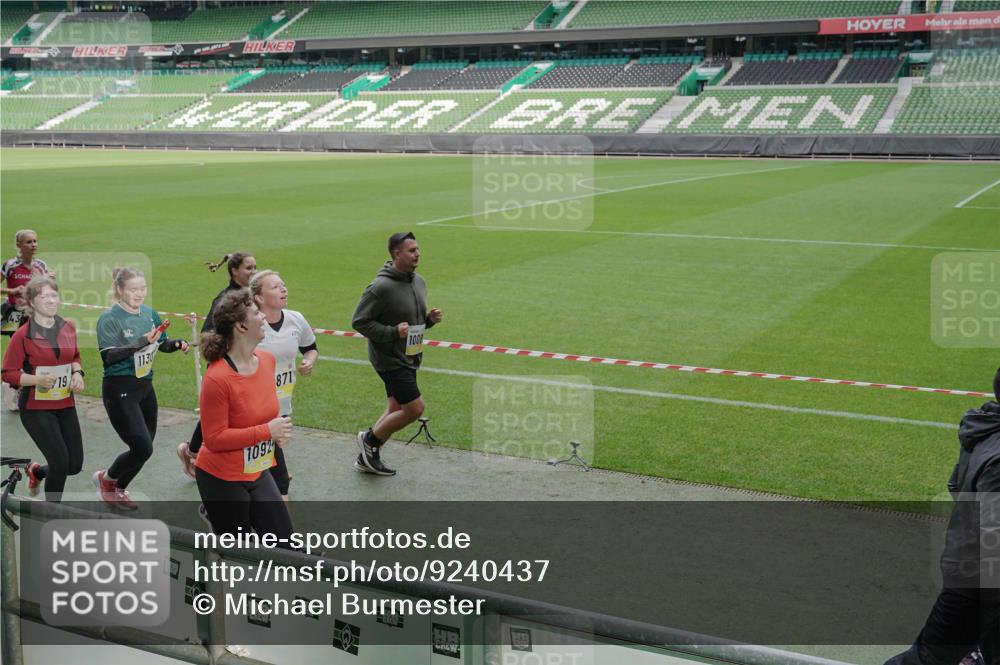 05.10.2025 - 20. swb-Marathon Bremen Michael Burmester http://msf.ph/oto/9240437 05.10.2025 10:34:37 Laufen im Stadion 7101, 7147, 7215, 9183, 9188, 9219, 9266, 9292, 9309, 9372, 9430, 9472, 9489, 9521, 9540, 9547, 9585, 9591, 9669, 9672, 9714, 9719, 9720, 9766, 9783, 9797, 9820, 9844, 9847, 9872, 9925, 9932, 9943, 9947, 9952, 9981, 10003, 10005, 10009, 10024, 10069, 10080, 10088, 10107, 10111, 10116, 10178, 10191, 10195, 10196, 10200, 10260, 10261, 10263, 10285, 10329, 10341, 10397, 10398, 10408, 10424, 10466, 10527, 10641, 10645, 10648, 10653, 10950, 9529 meine-sportfotos.de