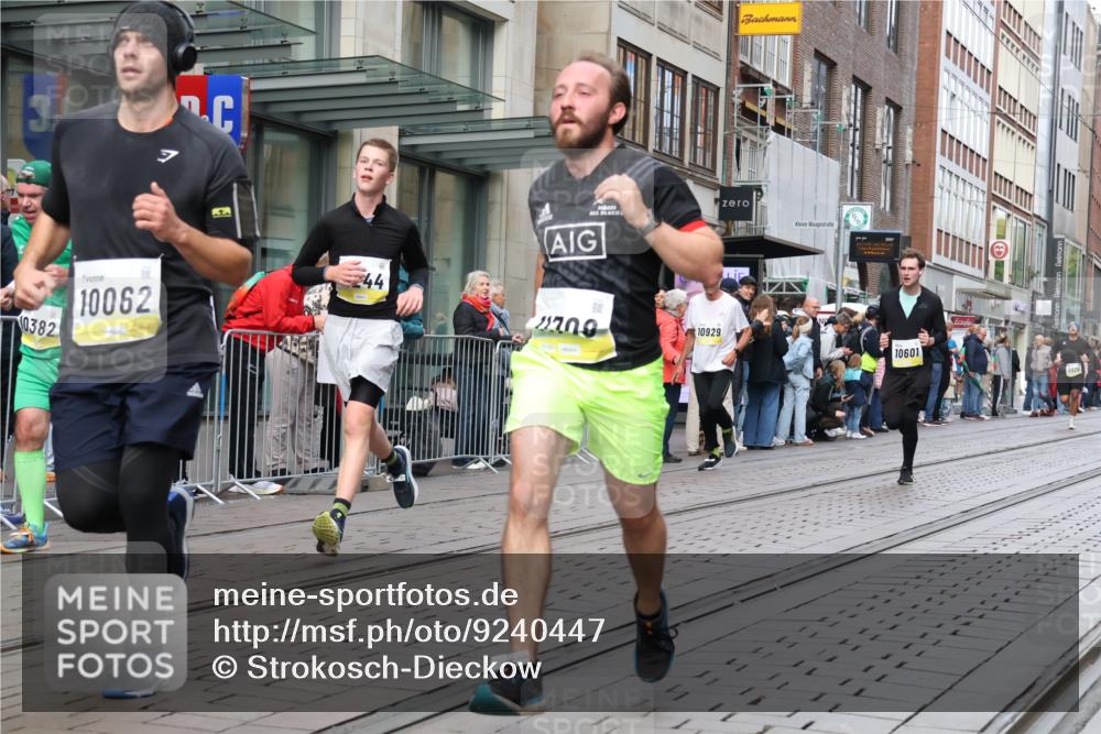 05.10.2025 - 20. swb-Marathon Bremen Strokosch-Dieckow http://msf.ph/oto/9240447 05.10.2025 10:47:29 Ziel 9240, 9377, 9929, 10062, 10073, 10089, 10266, 10382, 10601, 10676, 10850, 10875, 10929, 10947, 11187, 11244, 11330, 11409, 11628, 11708, 9240, 9377, 9929, 10062, 10073, 10089, 10266, 10382, 10601, 10676, 10850, 10875, 10929, 10947, 11187, 11244, 11330, 11409, 11628, 11708 meine-sportfotos.de