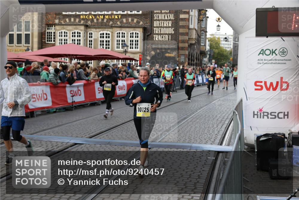 05.10.2025 - 20. swb-Marathon Bremen Yannick Fuchs http://msf.ph/oto/9240457 05.10.2025 11:08:17 Ziel 9557, 9599, 9617, 9874, 10125, 10866, 11309 meine-sportfotos.de