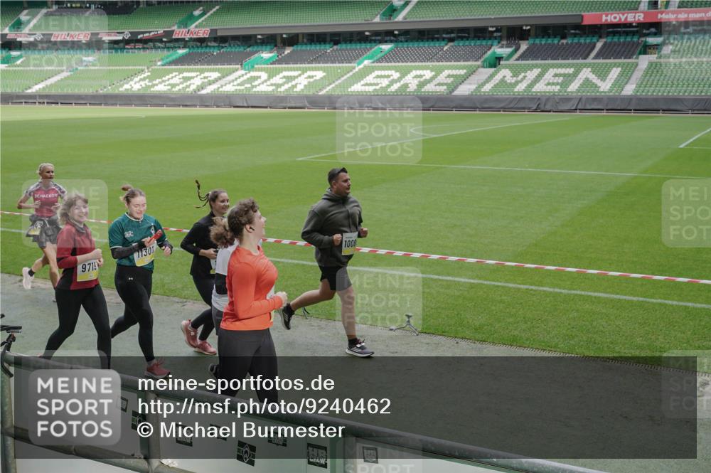 05.10.2025 - 20. swb-Marathon Bremen Michael Burmester http://msf.ph/oto/9240462 05.10.2025 10:34:38 Laufen im Stadion 7101, 7147, 7215, 9183, 9188, 9219, 9266, 9292, 9309, 9372, 9430, 9472, 9489, 9521, 9540, 9547, 9585, 9591, 9669, 9672, 9714, 9719, 9720, 9722, 9766, 9783, 9797, 9820, 9844, 9847, 9872, 9925, 9932, 9943, 9947, 9952, 9981, 10003, 10005, 10009, 10024, 10069, 10080, 10088, 10111, 10116, 10169, 10178, 10191, 10195, 10196, 10200, 10260, 10261, 10263, 10285, 10329, 10341, 10397, 10398, 10408, 10424, 10466, 10527, 10641, 10645, 10648, 10653, 10950, 9529 meine-sportfotos.de