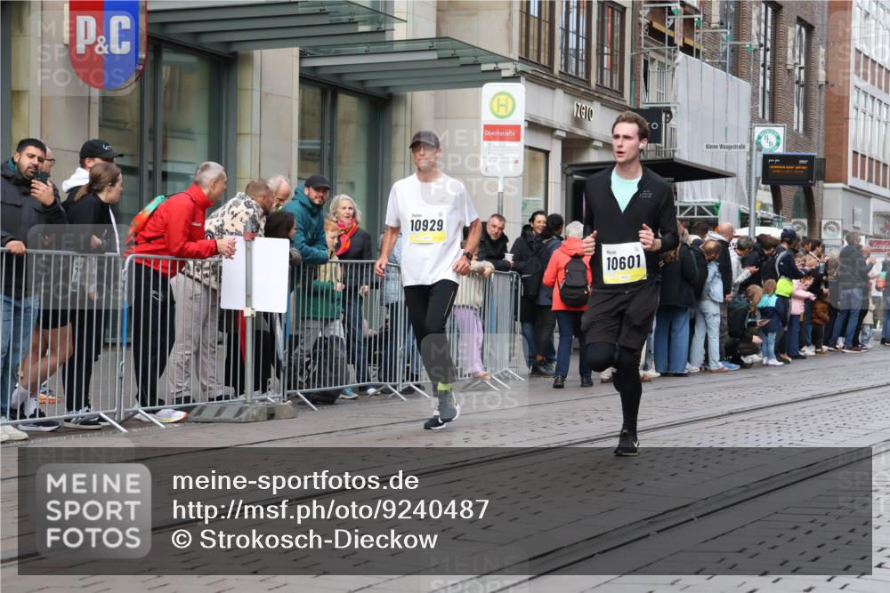 05.10.2025 - 20. swb-Marathon Bremen Strokosch-Dieckow http://msf.ph/oto/9240487 05.10.2025 10:47:31 Ziel 9240, 9377, 9929, 10062, 10089, 10266, 10382, 10601, 10676, 10929, 11187, 11244, 11330, 11409, 11628, 11708, 9240, 9377, 9929, 10062, 10089, 10266, 10382, 10601, 10676, 10929, 11187, 11244, 11330, 11409, 11628, 11708 meine-sportfotos.de