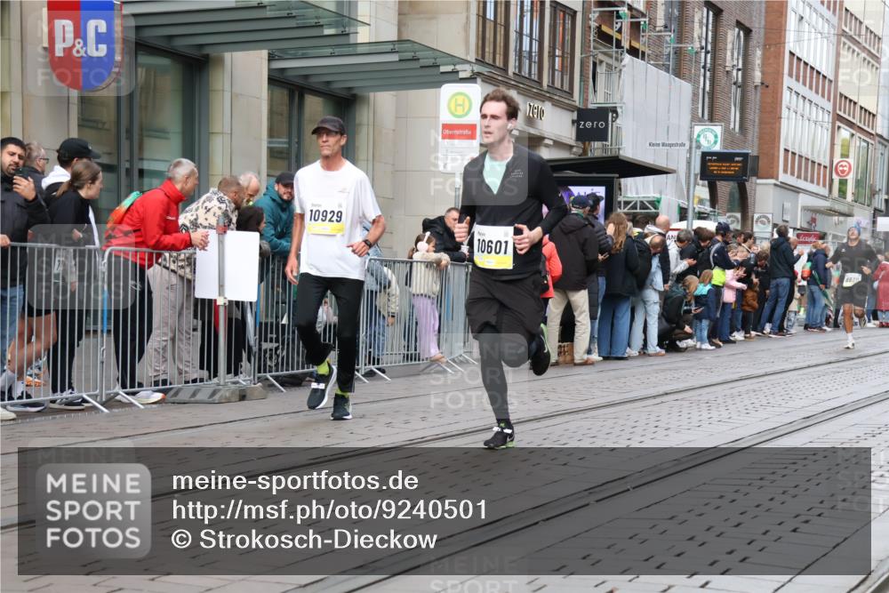 05.10.2025 - 20. swb-Marathon Bremen Strokosch-Dieckow http://msf.ph/oto/9240501 05.10.2025 10:47:31 Ziel 9240, 9377, 9929, 10062, 10089, 10266, 10382, 10601, 10676, 10929, 11187, 11244, 11330, 11409, 11628, 11708, 9240, 9377, 9929, 10062, 10089, 10266, 10382, 10601, 10676, 10929, 11187, 11244, 11330, 11409, 11628, 11708 meine-sportfotos.de