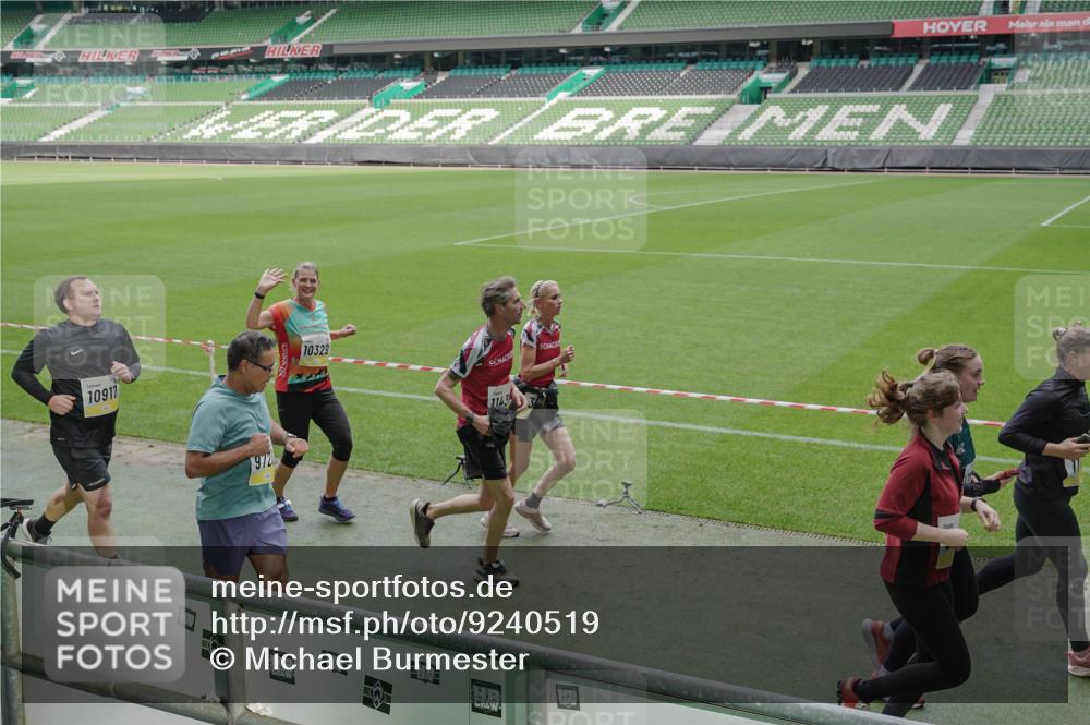 05.10.2025 - 20. swb-Marathon Bremen Michael Burmester http://msf.ph/oto/9240519 05.10.2025 10:34:39 Laufen im Stadion 7101, 7147, 7215, 9183, 9188, 9219, 9266, 9292, 9309, 9372, 9430, 9472, 9489, 9540, 9547, 9585, 9591, 9669, 9672, 9714, 9719, 9720, 9722, 9766, 9783, 9797, 9820, 9844, 9847, 9872, 9925, 9932, 9943, 9947, 9952, 9981, 10003, 10005, 10009, 10024, 10069, 10080, 10088, 10111, 10116, 10169, 10178, 10191, 10196, 10200, 10260, 10261, 10263, 10285, 10329, 10341, 10397, 10398, 10408, 10424, 10527, 10641, 10645, 10648, 10653, 10950, 9529 meine-sportfotos.de