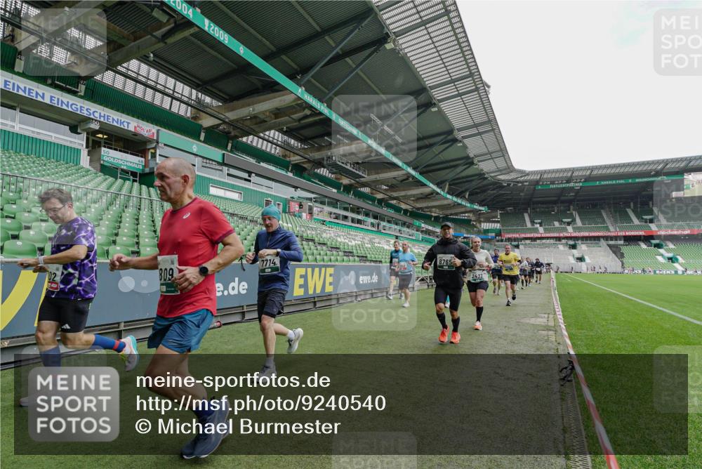 05.10.2025 - 20. swb-Marathon Bremen Michael Burmester http://msf.ph/oto/9240540 05.10.2025 13:05:32 Laufen im Stadion 190, 199, 406, 520, 611, 678, 712, 804, 817, 858, 924, 1132, 1147, 1228, 1404, 1455, 1480, 1545, 1610, 1702, 1746, 1765, 1840, 1867, 1990, 2058, 2187, 2190, 2198, 2422, 2437, 2536, 2584, 2604, 2785, 2802, 2902, 2935, 3008, 3025, 3049, 3216, 3317, 3368, 3378, 3380, 3413, 3445, 3450, 3479, 3799, 3809, 3837, 3853, 4055, 4207, 4241, 4326, 4332, 4376, 4563, 4641, 4665, 4676, 4766, 4831, 4855, 4892, 4904, 4983, 5176, 5286, 5295, 5362, 5382, 5614, 5824, 5904, 6283 meine-sportfotos.de