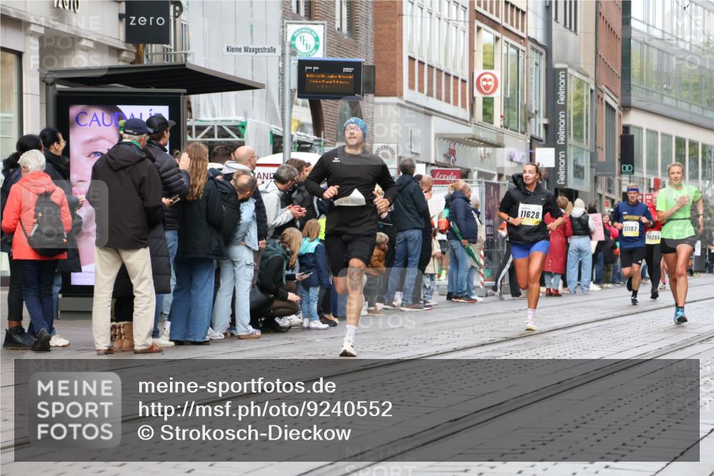 05.10.2025 - 20. swb-Marathon Bremen Strokosch-Dieckow http://msf.ph/oto/9240552 05.10.2025 10:47:34 Ziel 9240, 9929, 10062, 10089, 10266, 10382, 10392, 10601, 10676, 10818, 10929, 11187, 11244, 11409, 11628, 11708, 9240, 9929, 10062, 10089, 10266, 10382, 10392, 10601, 10676, 10818, 10929, 11187, 11244, 11409, 11628, 11708 meine-sportfotos.de