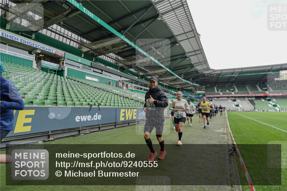 05.10.2025 - 20. swb-Marathon Bremen Michael Burmester http://msf.ph/oto/9240555 05.10.2025 13:05:33 Laufen im Stadion 190, 199, 406, 520, 611, 678, 712, 804, 817, 858, 924, 1132, 1147, 1228, 1404, 1455, 1480, 1545, 1610, 1702, 1746, 1765, 1840, 1867, 1990, 2058, 2187, 2190, 2198, 2422, 2437, 2584, 2604, 2785, 2902, 2935, 3008, 3025, 3049, 3216, 3317, 3368, 3378, 3380, 3413, 3445, 3450, 3479, 3799, 3809, 3837, 3853, 4055, 4207, 4241, 4326, 4332, 4376, 4563, 4641, 4665, 4676, 4766, 4831, 4855, 4892, 4904, 4983, 5176, 5286, 5295, 5362, 5382, 5614, 5824, 5904, 6283 meine-sportfotos.de