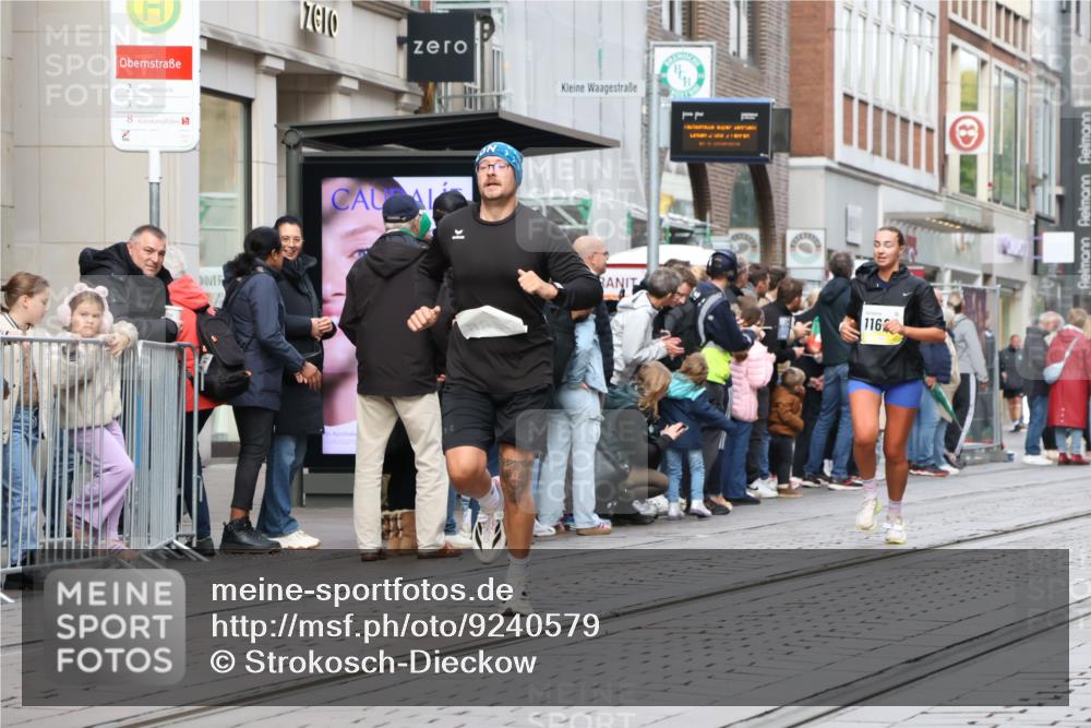 05.10.2025 - 20. swb-Marathon Bremen Strokosch-Dieckow http://msf.ph/oto/9240579 05.10.2025 10:47:35 Ziel 9240, 9929, 10062, 10089, 10266, 10382, 10392, 10601, 10818, 10929, 11187, 11244, 11628, 9240, 9929, 10062, 10089, 10266, 10382, 10392, 10601, 10818, 10929, 11187, 11244, 11628 meine-sportfotos.de