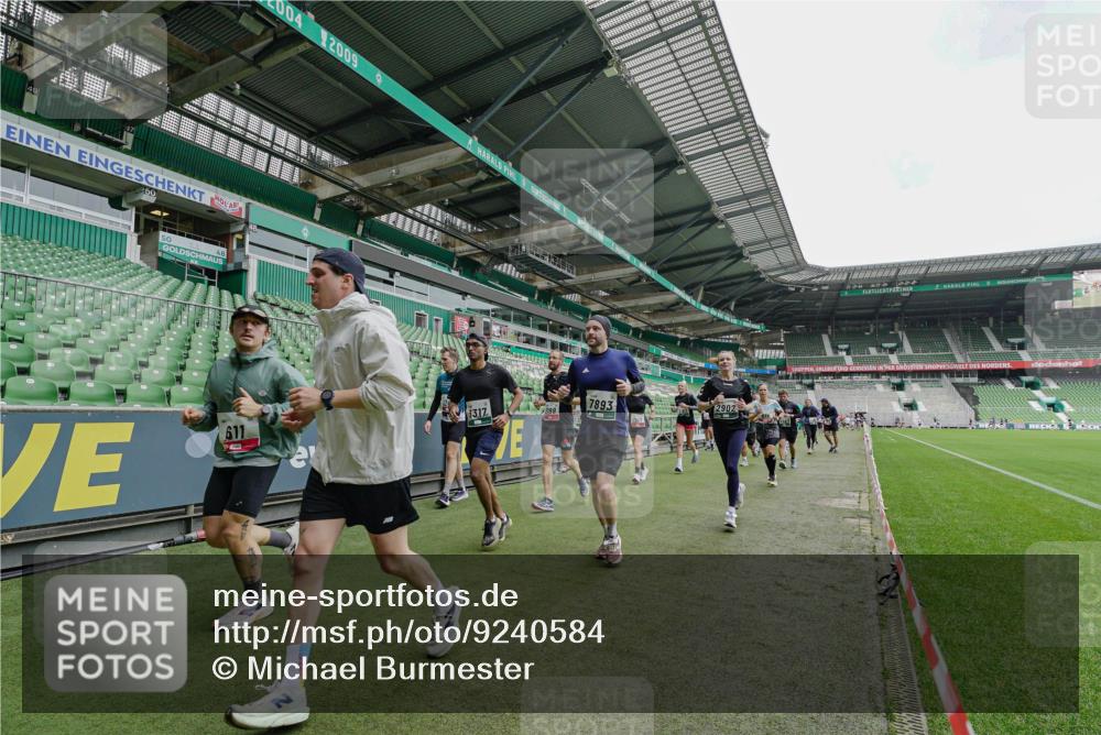 05.10.2025 - 20. swb-Marathon Bremen Michael Burmester http://msf.ph/oto/9240584 05.10.2025 13:05:36 Laufen im Stadion 190, 199, 406, 459, 520, 611, 678, 712, 804, 817, 858, 924, 1147, 1228, 1404, 1410, 1455, 1480, 1545, 1610, 1702, 1765, 1840, 1867, 1990, 2058, 2187, 2190, 2198, 2199, 2422, 2437, 2584, 2604, 2671, 2698, 2785, 2902, 2935, 3008, 3025, 3049, 3317, 3368, 3378, 3380, 3445, 3450, 3479, 3799, 3809, 3837, 3853, 4055, 4207, 4326, 4332, 4376, 4563, 4641, 4665, 4676, 4766, 4831, 4855, 4892, 4904, 4983, 5166, 5176, 5295, 5362, 5382, 5614, 5824, 5904, 5945, 6283 meine-sportfotos.de