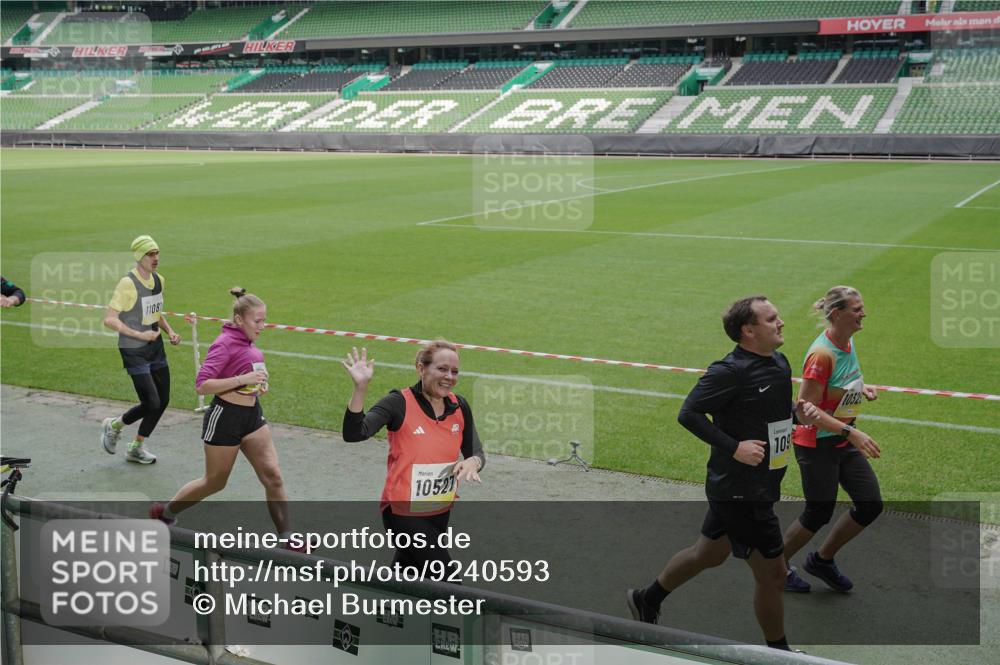 05.10.2025 - 20. swb-Marathon Bremen Michael Burmester http://msf.ph/oto/9240593 05.10.2025 10:34:41 Laufen im Stadion 7101, 7147, 7215, 9183, 9188, 9201, 9219, 9266, 9292, 9309, 9372, 9430, 9472, 9540, 9547, 9585, 9591, 9669, 9672, 9714, 9719, 9720, 9722, 9766, 9783, 9797, 9820, 9844, 9847, 9872, 9925, 9932, 9943, 9947, 9952, 9981, 10003, 10005, 10009, 10024, 10069, 10080, 10088, 10111, 10116, 10169, 10178, 10191, 10196, 10200, 10260, 10261, 10263, 10281, 10285, 10329, 10341, 10397, 10398, 10408, 10424, 10527, 10641, 10645, 10648, 10653, 10950, 9529 meine-sportfotos.de