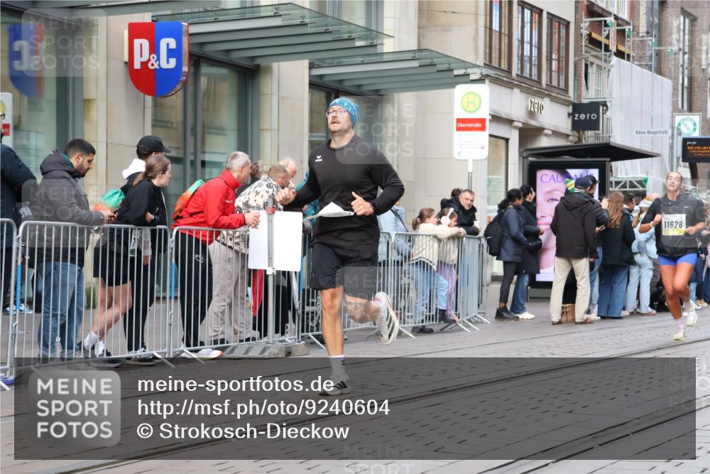05.10.2025 - 20. swb-Marathon Bremen Strokosch-Dieckow http://msf.ph/oto/9240604 05.10.2025 10:47:37 Ziel 9240, 9929, 10062, 10089, 10266, 10382, 10392, 10601, 10723, 10818, 10929, 11187, 11244, 11628, 9240, 9929, 10062, 10089, 10266, 10382, 10392, 10601, 10723, 10818, 10929, 11187, 11244, 11628 meine-sportfotos.de