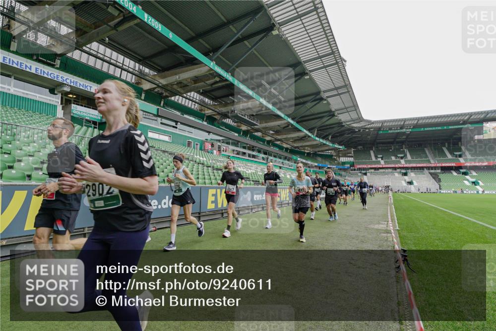 05.10.2025 - 20. swb-Marathon Bremen Michael Burmester http://msf.ph/oto/9240611 05.10.2025 13:05:37 Laufen im Stadion 190, 199, 406, 459, 520, 611, 678, 804, 817, 858, 924, 1147, 1154, 1228, 1404, 1410, 1455, 1480, 1545, 1610, 1702, 1765, 1840, 1867, 1990, 2058, 2187, 2190, 2198, 2199, 2422, 2437, 2584, 2604, 2671, 2698, 2785, 2902, 2935, 3008, 3025, 3049, 3317, 3368, 3378, 3380, 3445, 3450, 3479, 3799, 3809, 3837, 3853, 4055, 4207, 4326, 4332, 4376, 4563, 4641, 4643, 4665, 4676, 4766, 4831, 4855, 4892, 4904, 4983, 5166, 5176, 5362, 5382, 5614, 5824, 5904, 5945, 6283 meine-sportfotos.de