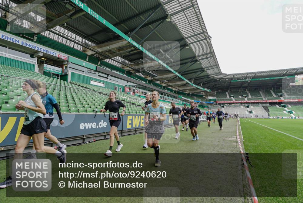 05.10.2025 - 20. swb-Marathon Bremen Michael Burmester http://msf.ph/oto/9240620 05.10.2025 13:05:38 Laufen im Stadion 190, 199, 406, 459, 520, 611, 678, 804, 817, 858, 924, 1147, 1154, 1228, 1404, 1410, 1455, 1480, 1545, 1610, 1702, 1840, 1867, 1990, 2058, 2187, 2190, 2198, 2199, 2422, 2437, 2584, 2604, 2671, 2698, 2748, 2785, 2902, 2935, 3008, 3025, 3049, 3317, 3368, 3378, 3380, 3445, 3450, 3479, 3799, 3809, 3837, 3853, 4055, 4207, 4326, 4332, 4376, 4563, 4641, 4643, 4665, 4676, 4766, 4831, 4855, 4892, 4904, 4983, 5166, 5176, 5362, 5382, 5614, 5824, 5904, 5945, 6283 meine-sportfotos.de