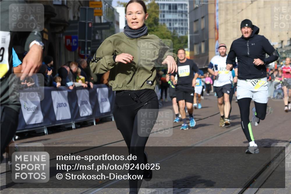 05.10.2025 - 20. swb-Marathon Bremen Strokosch-Dieckow http://msf.ph/oto/9240625 05.10.2025 10:57:05 Ziel 5172, 9231, 9314, 9577, 9797, 9937, 10069, 10545, 10917, 11138, 11202, 11434, 11435, 11566, 11686 meine-sportfotos.de