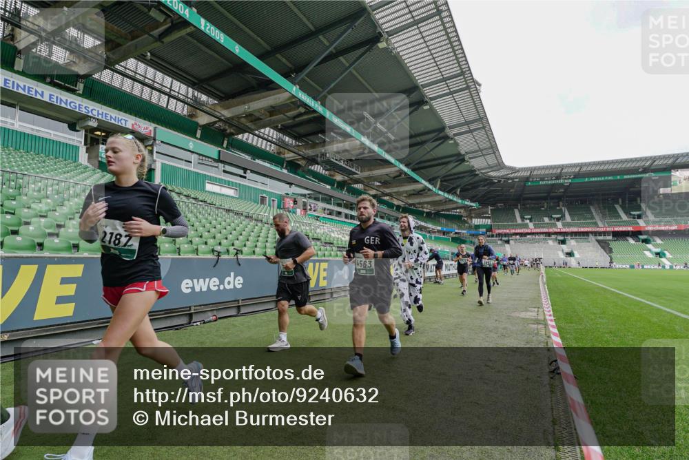 05.10.2025 - 20. swb-Marathon Bremen Michael Burmester http://msf.ph/oto/9240632 05.10.2025 13:05:39 Laufen im Stadion 190, 199, 406, 459, 520, 611, 678, 804, 817, 858, 924, 1147, 1154, 1228, 1404, 1410, 1455, 1480, 1545, 1610, 1702, 1840, 1867, 1990, 2058, 2187, 2190, 2198, 2199, 2285, 2422, 2437, 2604, 2671, 2698, 2748, 2785, 2902, 2935, 3008, 3025, 3049, 3317, 3368, 3378, 3380, 3445, 3450, 3479, 3799, 3809, 3837, 3853, 4055, 4207, 4326, 4332, 4376, 4563, 4641, 4643, 4665, 4676, 4766, 4831, 4855, 4892, 4904, 4983, 5166, 5176, 5362, 5382, 5614, 5824, 5904, 5945, 6283 meine-sportfotos.de