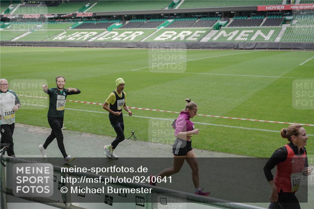 05.10.2025 - 20. swb-Marathon Bremen Michael Burmester http://msf.ph/oto/9240641 05.10.2025 10:34:41 Laufen im Stadion 7101, 7147, 7215, 9183, 9188, 9201, 9219, 9266, 9292, 9309, 9372, 9430, 9472, 9540, 9547, 9585, 9591, 9669, 9672, 9714, 9719, 9720, 9722, 9766, 9783, 9797, 9820, 9844, 9847, 9872, 9925, 9932, 9943, 9947, 9952, 9981, 10003, 10005, 10009, 10024, 10069, 10080, 10088, 10111, 10116, 10169, 10178, 10191, 10196, 10200, 10260, 10261, 10263, 10281, 10285, 10329, 10341, 10397, 10398, 10408, 10424, 10527, 10641, 10645, 10648, 10653, 10950, 9529 meine-sportfotos.de