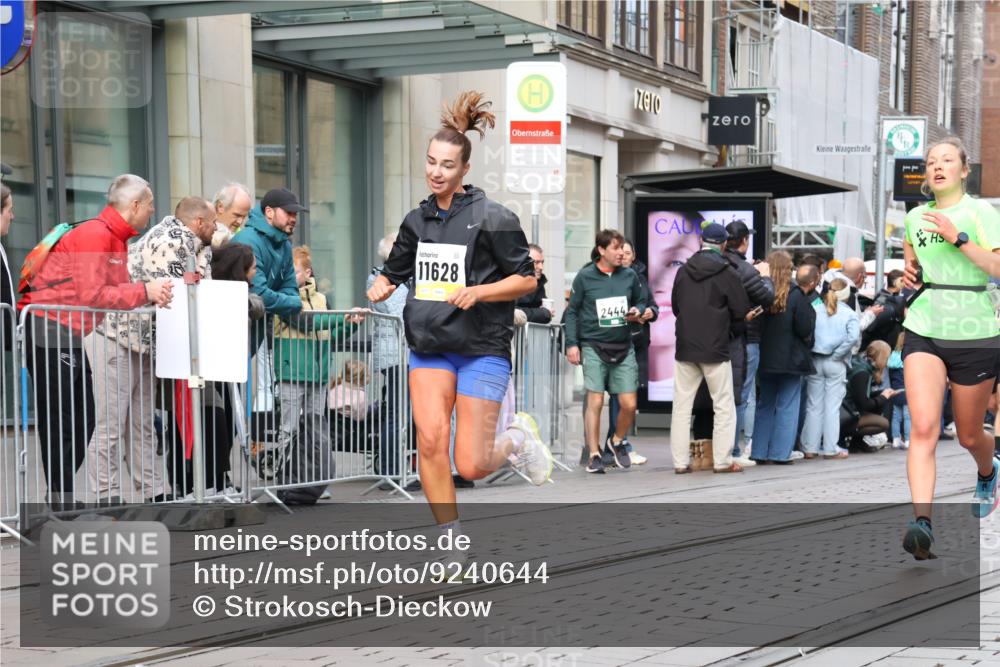 05.10.2025 - 20. swb-Marathon Bremen Strokosch-Dieckow http://msf.ph/oto/9240644 05.10.2025 10:47:39 Ziel 9240, 9929, 10089, 10266, 10382, 10392, 10428, 10601, 10723, 10818, 10929, 11187, 11299, 11628, 9240, 9929, 10089, 10266, 10382, 10392, 10428, 10601, 10723, 10818, 10929, 11187, 11299, 11628 meine-sportfotos.de