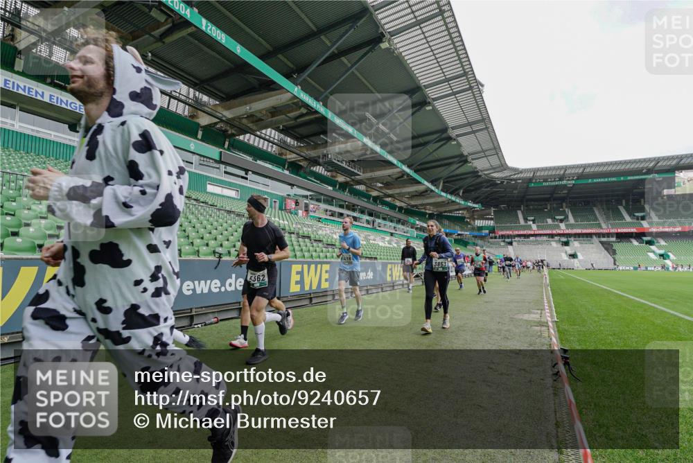 05.10.2025 - 20. swb-Marathon Bremen Michael Burmester http://msf.ph/oto/9240657 05.10.2025 13:05:41 Laufen im Stadion 190, 199, 406, 459, 520, 611, 678, 804, 817, 858, 924, 1023, 1147, 1154, 1228, 1283, 1404, 1410, 1455, 1480, 1545, 1610, 1702, 1840, 1867, 1990, 2058, 2187, 2190, 2198, 2199, 2285, 2422, 2437, 2604, 2671, 2698, 2748, 2785, 2902, 2919, 2935, 3025, 3049, 3317, 3368, 3378, 3380, 3450, 3479, 3799, 3809, 3837, 3853, 4055, 4207, 4326, 4332, 4376, 4563, 4641, 4643, 4665, 4676, 4766, 4831, 4855, 4892, 4904, 4983, 5166, 5176, 5362, 5382, 5614, 5824, 5904, 5945, 6283 meine-sportfotos.de