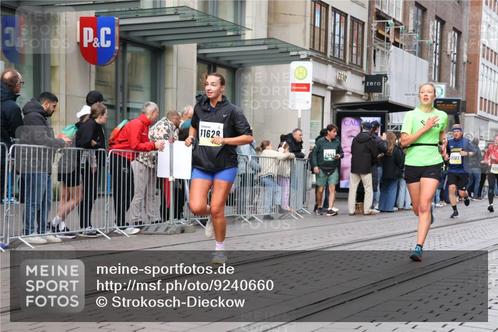 05.10.2025 - 20. swb-Marathon Bremen Strokosch-Dieckow http://msf.ph/oto/9240660 05.10.2025 10:47:40 Ziel 9240, 9929, 10089, 10266, 10392, 10428, 10723, 10818, 10929, 11187, 11299, 11628, 9240, 9929, 10089, 10266, 10392, 10428, 10723, 10818, 10929, 11187, 11299, 11628 meine-sportfotos.de