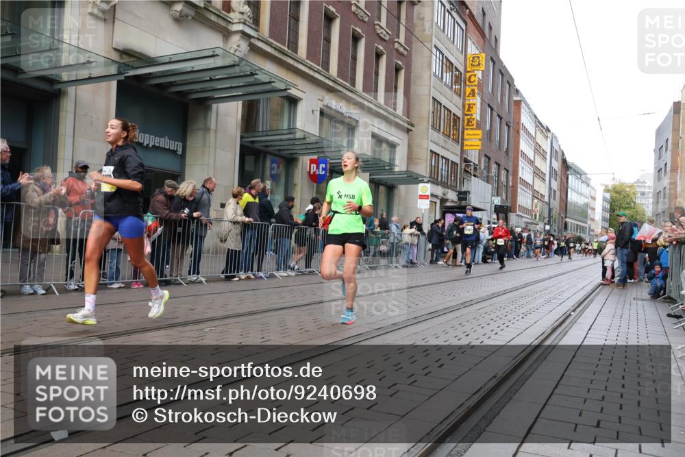05.10.2025 - 20. swb-Marathon Bremen Strokosch-Dieckow http://msf.ph/oto/9240698 05.10.2025 10:47:41 Ziel 9240, 9929, 10089, 10266, 10392, 10428, 10723, 10818, 10929, 10953, 11187, 11299, 11628, 9240, 9929, 10089, 10266, 10392, 10428, 10723, 10818, 10929, 10953, 11187, 11299, 11628 meine-sportfotos.de