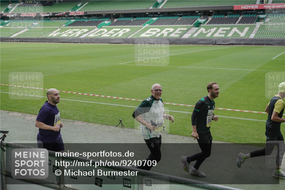 05.10.2025 - 20. swb-Marathon Bremen Michael Burmester http://msf.ph/oto/9240709 05.10.2025 10:34:43 Laufen im Stadion 7101, 7147, 7215, 9183, 9188, 9201, 9219, 9266, 9292, 9372, 9430, 9472, 9540, 9547, 9585, 9591, 9622, 9669, 9672, 9714, 9719, 9720, 9722, 9766, 9783, 9797, 9820, 9844, 9847, 9872, 9925, 9932, 9943, 9947, 9952, 9981, 10003, 10005, 10009, 10024, 10069, 10080, 10088, 10111, 10116, 10169, 10178, 10191, 10196, 10200, 10260, 10261, 10263, 10281, 10285, 10329, 10341, 10397, 10398, 10408, 10424, 10527, 10641, 10645, 10648, 10653, 10694, 10834, 10950, 9529 meine-sportfotos.de