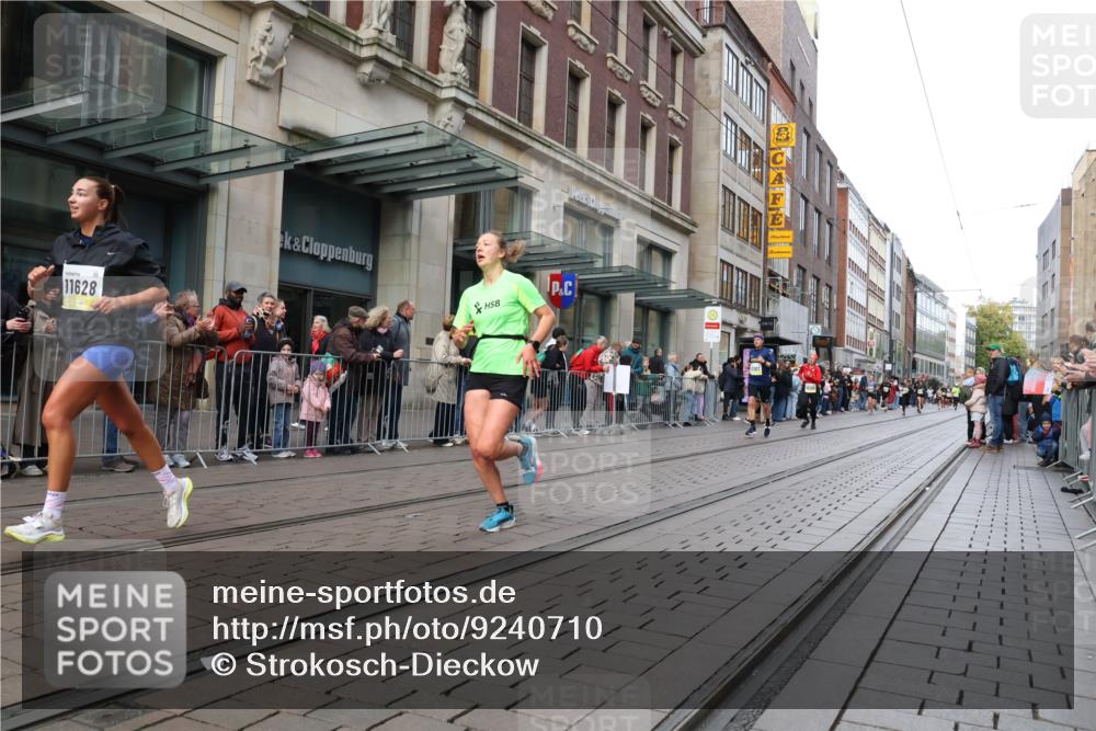 05.10.2025 - 20. swb-Marathon Bremen Strokosch-Dieckow http://msf.ph/oto/9240710 05.10.2025 10:47:41 Ziel 9240, 9929, 10089, 10266, 10392, 10428, 10723, 10818, 10929, 10953, 11187, 11299, 11628, 9240, 9929, 10089, 10266, 10392, 10428, 10723, 10818, 10929, 10953, 11187, 11299, 11628 meine-sportfotos.de