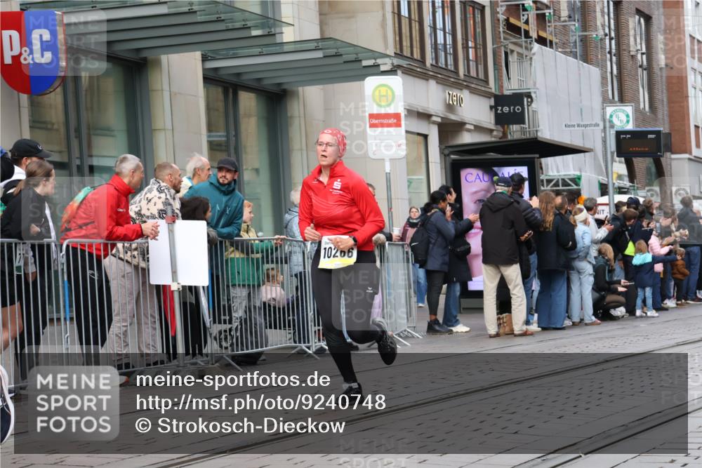 05.10.2025 - 20. swb-Marathon Bremen Strokosch-Dieckow http://msf.ph/oto/9240748 05.10.2025 10:47:44 Ziel 9240, 9293, 9706, 9929, 10089, 10266, 10392, 10428, 10723, 10818, 10931, 10953, 11187, 11299, 11561, 11628, 9240, 9293, 9706, 9929, 10089, 10266, 10392, 10428, 10723, 10818, 10931, 10953, 11187, 11299, 11561, 11628 meine-sportfotos.de