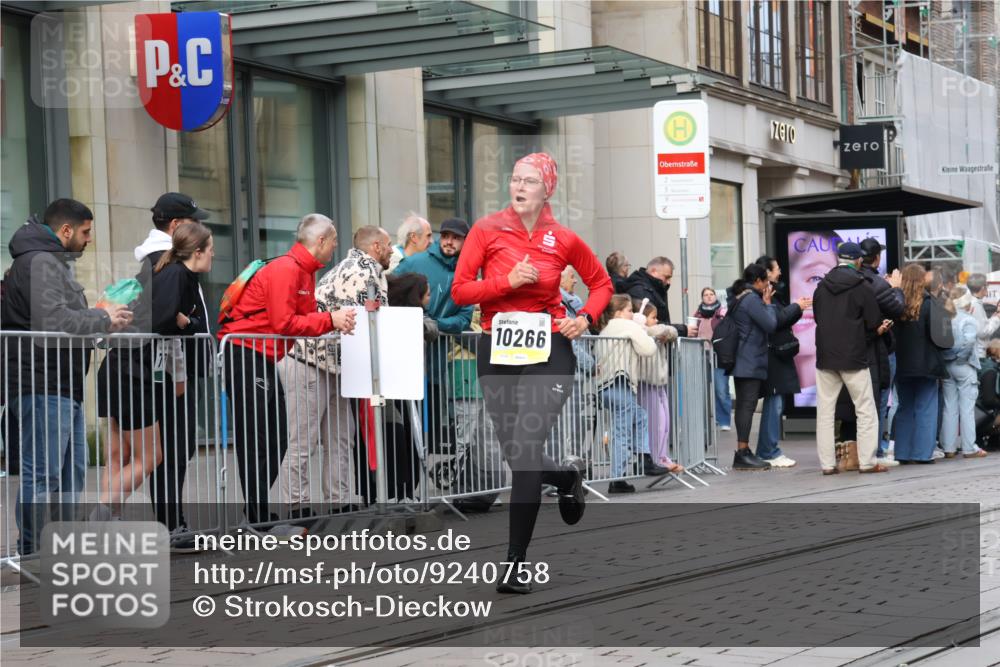05.10.2025 - 20. swb-Marathon Bremen Strokosch-Dieckow http://msf.ph/oto/9240758 05.10.2025 10:47:44 Ziel 9240, 9293, 9706, 9929, 10089, 10266, 10392, 10428, 10723, 10818, 10931, 10953, 11187, 11299, 11561, 11628, 9240, 9293, 9706, 9929, 10089, 10266, 10392, 10428, 10723, 10818, 10931, 10953, 11187, 11299, 11561, 11628 meine-sportfotos.de