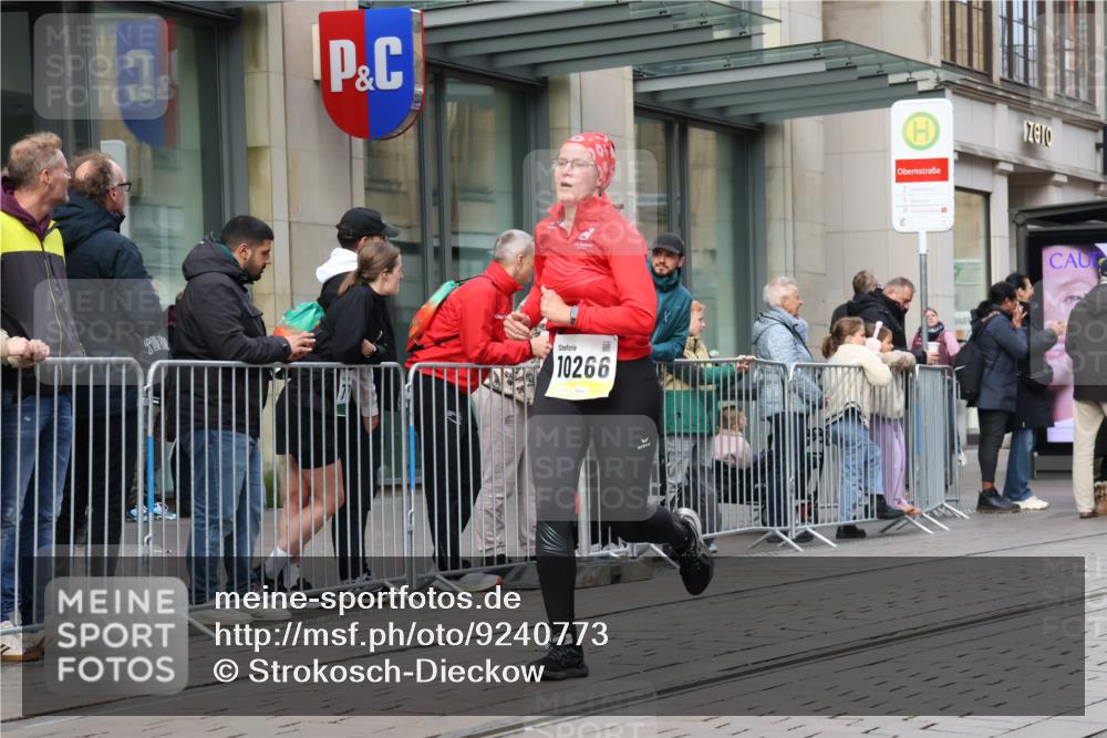 05.10.2025 - 20. swb-Marathon Bremen Strokosch-Dieckow http://msf.ph/oto/9240773 05.10.2025 10:47:44 Ziel 9240, 9293, 9706, 9929, 10089, 10266, 10392, 10428, 10723, 10818, 10931, 10953, 11187, 11299, 11561, 11628, 9240, 9293, 9706, 9929, 10089, 10266, 10392, 10428, 10723, 10818, 10931, 10953, 11187, 11299, 11561, 11628 meine-sportfotos.de