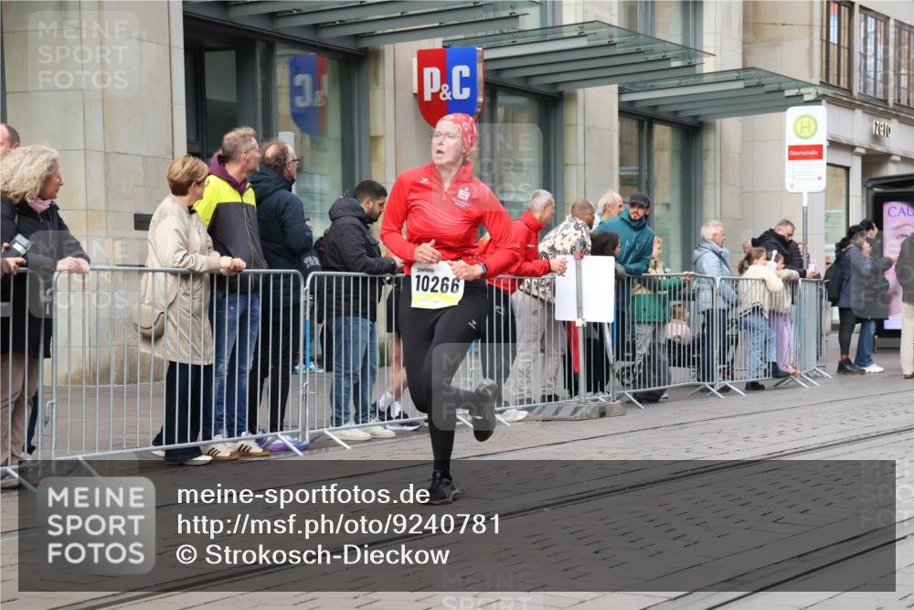 05.10.2025 - 20. swb-Marathon Bremen Strokosch-Dieckow http://msf.ph/oto/9240781 05.10.2025 10:47:45 Ziel 9240, 9293, 9641, 9706, 9929, 10089, 10266, 10392, 10428, 10723, 10818, 10931, 10953, 11187, 11299, 11561, 11628, 11637, 9240, 9293, 9641, 9706, 9929, 10089, 10266, 10392, 10428, 10723, 10818, 10931, 10953, 11187, 11299, 11561, 11628, 11637 meine-sportfotos.de