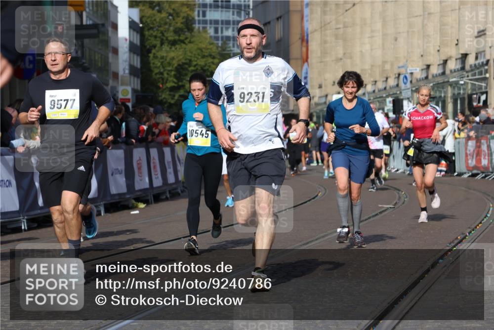 05.10.2025 - 20. swb-Marathon Bremen Strokosch-Dieckow http://msf.ph/oto/9240786 05.10.2025 10:57:08 Ziel 5172, 9231, 9314, 9489, 9577, 9797, 10293, 10545, 10917, 11138, 11202, 11434, 11435, 11566, 11596, 11686 meine-sportfotos.de