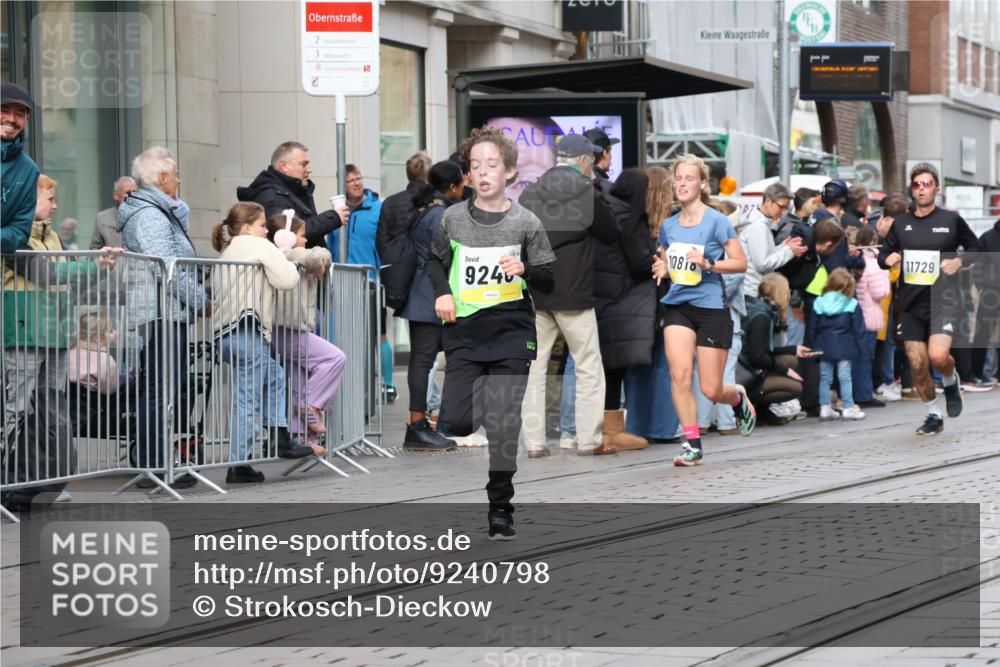 05.10.2025 - 20. swb-Marathon Bremen Strokosch-Dieckow http://msf.ph/oto/9240798 05.10.2025 10:47:47 Ziel 9240, 9293, 9641, 9706, 10089, 10266, 10392, 10428, 10723, 10818, 10931, 10953, 11119, 11187, 11299, 11561, 11628, 11637, 9240, 9293, 9641, 9706, 10089, 10266, 10392, 10428, 10723, 10818, 10931, 10953, 11119, 11187, 11299, 11561, 11628, 11637 meine-sportfotos.de