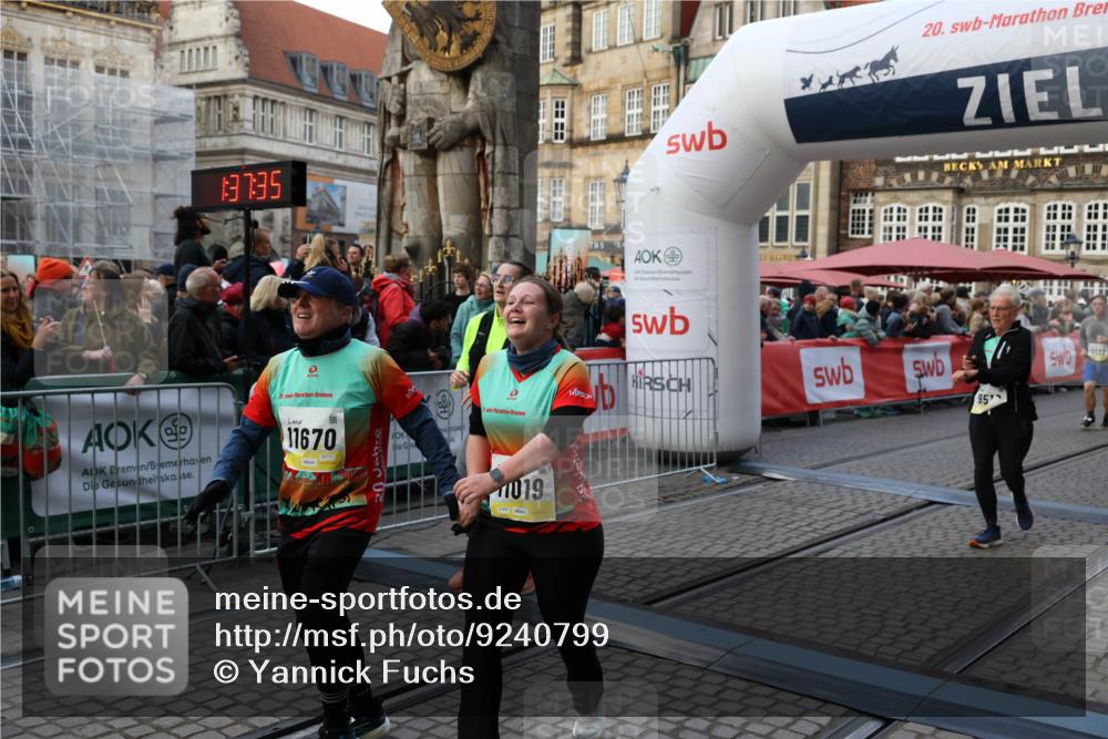 05.10.2025 - 20. swb-Marathon Bremen Yannick Fuchs http://msf.ph/oto/9240799 05.10.2025 11:08:24 Ziel 9353, 9401, 9519, 10132, 10866, 11019, 11097, 11232, 11670, 11671 meine-sportfotos.de