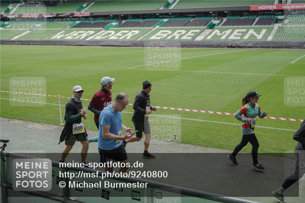 05.10.2025 - 20. swb-Marathon Bremen Michael Burmester http://msf.ph/oto/9240800 05.10.2025 10:34:47 Laufen im Stadion 7101, 7147, 7215, 9183, 9188, 9201, 9219, 9292, 9372, 9430, 9472, 9540, 9547, 9585, 9591, 9622, 9669, 9672, 9714, 9719, 9720, 9722, 9766, 9783, 9797, 9820, 9844, 9847, 9872, 9925, 9932, 9943, 9947, 9952, 9981, 10003, 10005, 10009, 10024, 10069, 10080, 10088, 10111, 10169, 10178, 10191, 10196, 10200, 10260, 10261, 10263, 10281, 10285, 10329, 10341, 10397, 10398, 10408, 10424, 10527, 10641, 10644, 10645, 10648, 10653, 10694, 10834, 10845, 10950, 10988, 9529 meine-sportfotos.de