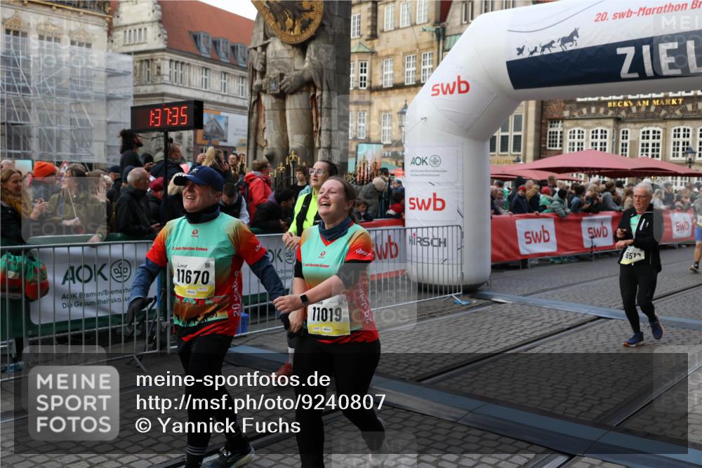 05.10.2025 - 20. swb-Marathon Bremen Yannick Fuchs http://msf.ph/oto/9240807 05.10.2025 11:08:24 Ziel 9353, 9401, 9519, 10132, 10866, 11019, 11097, 11232, 11670, 11671 meine-sportfotos.de