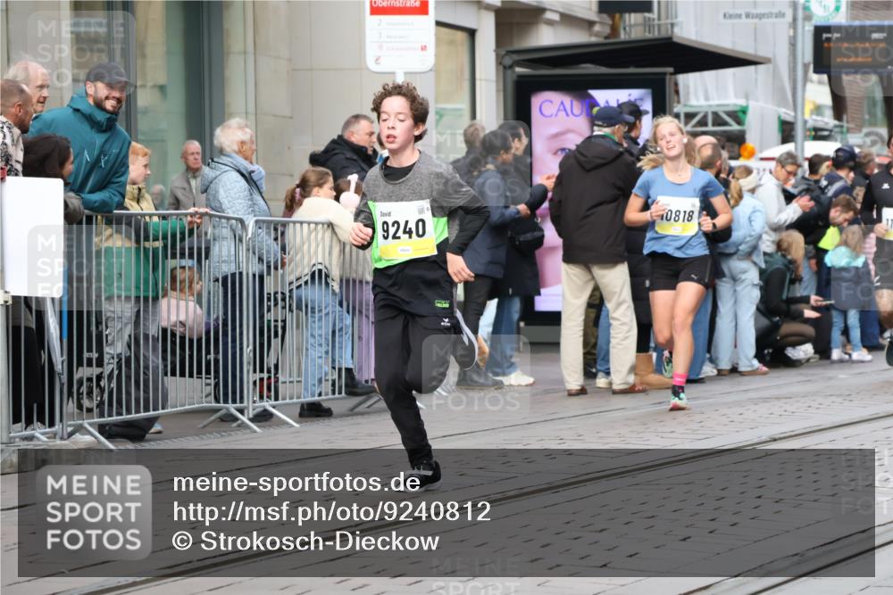 05.10.2025 - 20. swb-Marathon Bremen Strokosch-Dieckow http://msf.ph/oto/9240812 05.10.2025 10:47:47 Ziel 9240, 9293, 9641, 9706, 10089, 10266, 10392, 10428, 10723, 10818, 10931, 10953, 11119, 11187, 11299, 11561, 11628, 11637, 9240, 9293, 9641, 9706, 10089, 10266, 10392, 10428, 10723, 10818, 10931, 10953, 11119, 11187, 11299, 11561, 11628, 11637 meine-sportfotos.de