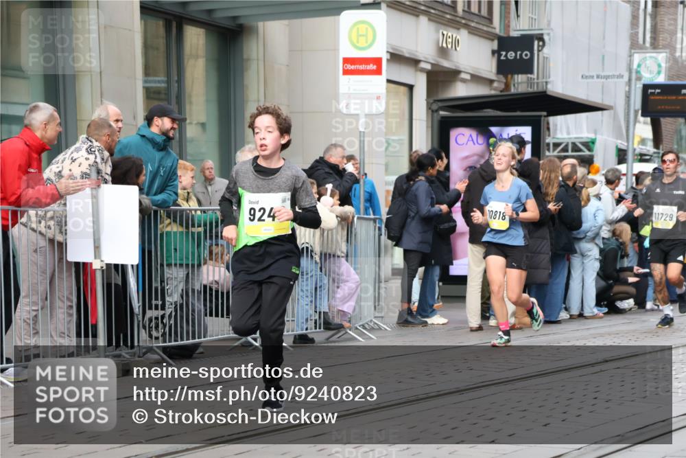 05.10.2025 - 20. swb-Marathon Bremen Strokosch-Dieckow http://msf.ph/oto/9240823 05.10.2025 10:47:47 Ziel 9240, 9293, 9641, 9706, 10089, 10266, 10392, 10428, 10723, 10818, 10931, 10953, 11119, 11187, 11299, 11561, 11628, 11637, 9240, 9293, 9641, 9706, 10089, 10266, 10392, 10428, 10723, 10818, 10931, 10953, 11119, 11187, 11299, 11561, 11628, 11637 meine-sportfotos.de