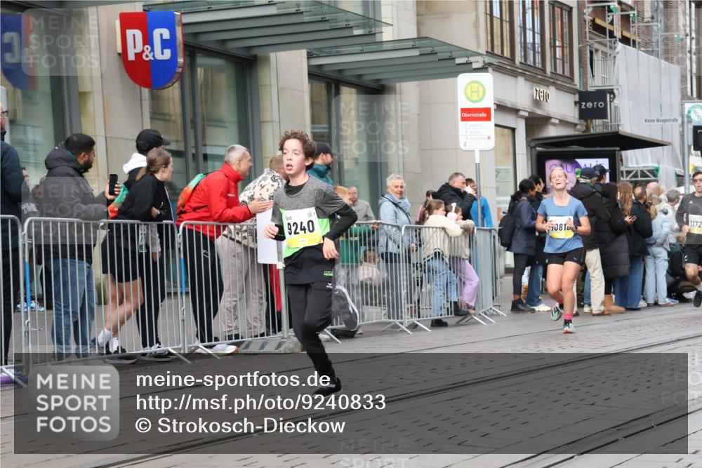 05.10.2025 - 20. swb-Marathon Bremen Strokosch-Dieckow http://msf.ph/oto/9240833 05.10.2025 10:47:48 Ziel 9240, 9293, 9641, 9706, 10266, 10392, 10428, 10723, 10818, 10931, 10953, 11119, 11187, 11292, 11299, 11561, 11637, 9240, 9293, 9641, 9706, 10266, 10392, 10428, 10723, 10818, 10931, 10953, 11119, 11187, 11292, 11299, 11561, 11637 meine-sportfotos.de