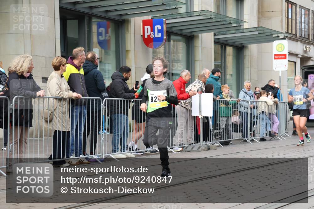 05.10.2025 - 20. swb-Marathon Bremen Strokosch-Dieckow http://msf.ph/oto/9240847 05.10.2025 10:47:48 Ziel 9240, 9293, 9641, 9706, 10266, 10392, 10428, 10723, 10818, 10931, 10953, 11119, 11187, 11292, 11299, 11561, 11637, 9240, 9293, 9641, 9706, 10266, 10392, 10428, 10723, 10818, 10931, 10953, 11119, 11187, 11292, 11299, 11561, 11637 meine-sportfotos.de