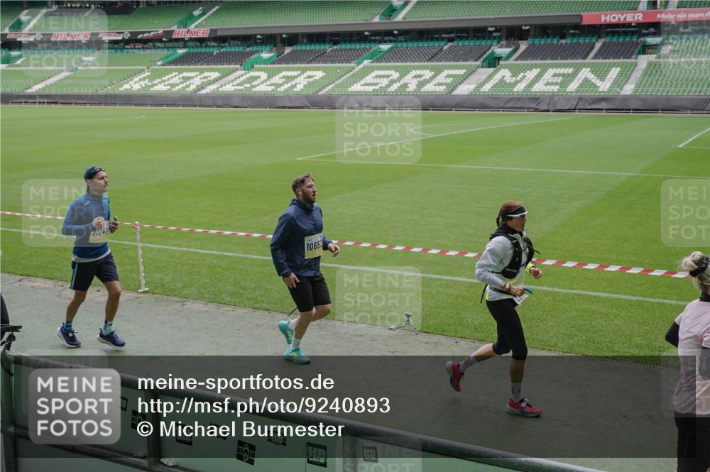 05.10.2025 - 20. swb-Marathon Bremen Michael Burmester http://msf.ph/oto/9240893 05.10.2025 10:34:50 Laufen im Stadion 7101, 7147, 7215, 9183, 9188, 9201, 9219, 9292, 9372, 9430, 9472, 9540, 9547, 9585, 9591, 9622, 9669, 9672, 9714, 9719, 9720, 9722, 9766, 9783, 9797, 9820, 9844, 9847, 9872, 9925, 9932, 9943, 9947, 9952, 9981, 10003, 10005, 10009, 10080, 10088, 10111, 10169, 10191, 10196, 10200, 10260, 10261, 10263, 10281, 10285, 10329, 10341, 10397, 10398, 10408, 10424, 10527, 10555, 10641, 10644, 10645, 10648, 10653, 10694, 10834, 10845, 10950, 10988, 9529 meine-sportfotos.de