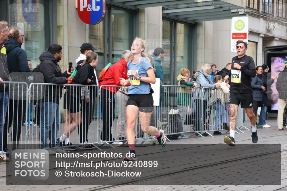 05.10.2025 - 20. swb-Marathon Bremen Strokosch-Dieckow http://msf.ph/oto/9240899 05.10.2025 10:47:50 Ziel 9223, 9240, 9293, 9404, 9641, 9706, 10266, 10392, 10428, 10723, 10818, 10931, 10953, 11119, 11187, 11292, 11299, 11561, 11637, 9223, 9240, 9293, 9404, 9641, 9706, 10266, 10392, 10428, 10723, 10818, 10931, 10953, 11119, 11187, 11292, 11299, 11561, 11637 meine-sportfotos.de